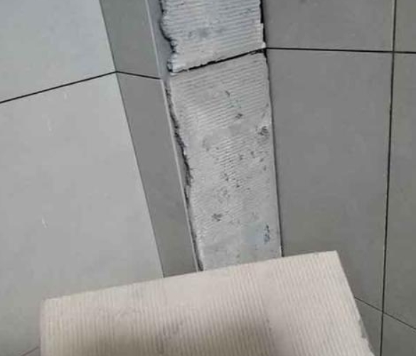 开原瓷砖空鼓维修公司分享下厨房瓷砖脱落的补救措施。